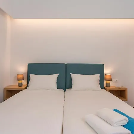 Hermes Front Apartment